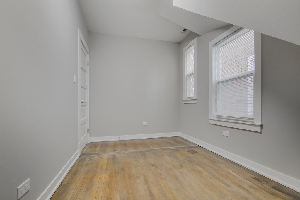 2842 N Avers Avenue - Photo 8
