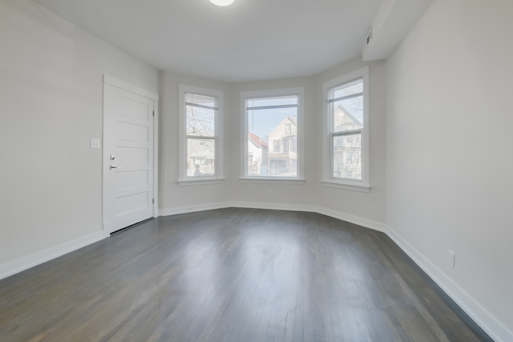 2842 N Avers Avenue - Photo 4