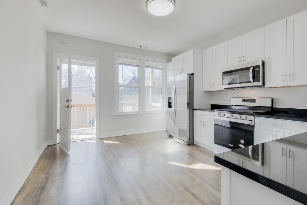 2842 N Avers Avenue - Photo 2