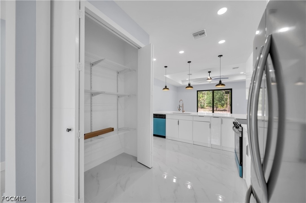 1009 Moore Avenue - Photo 4