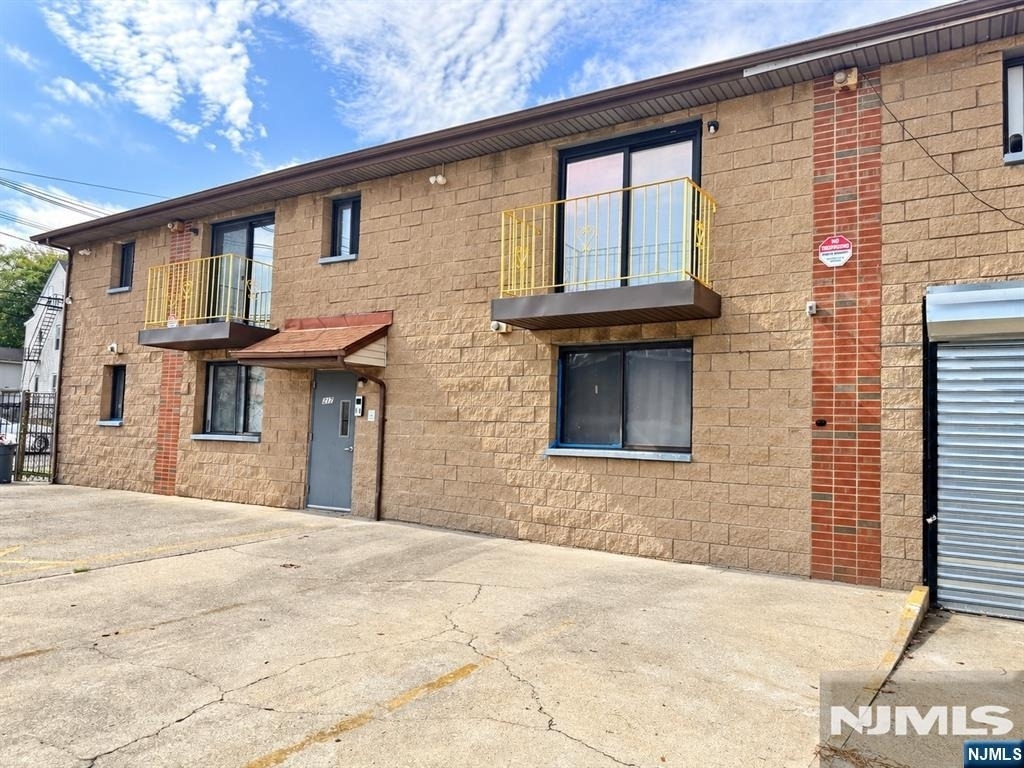 217-221 Park - Photo 2