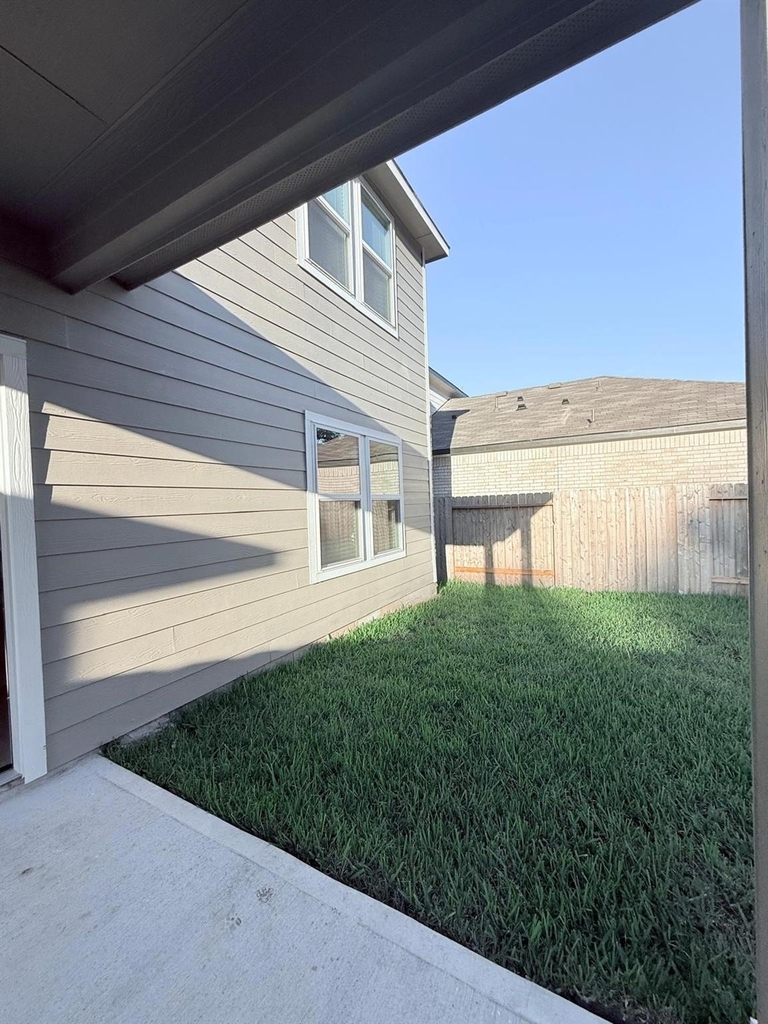 8011 Heroes Hall Drive - Photo 17