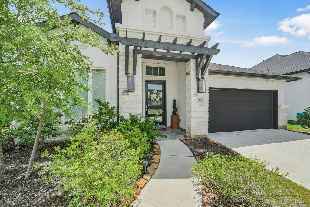 1910 Longcroft Lane - Photo 2