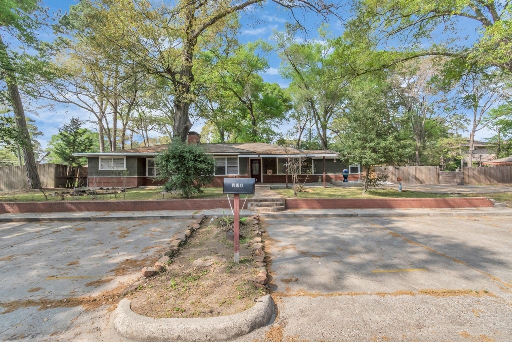 602 Everett Street - Photo 2