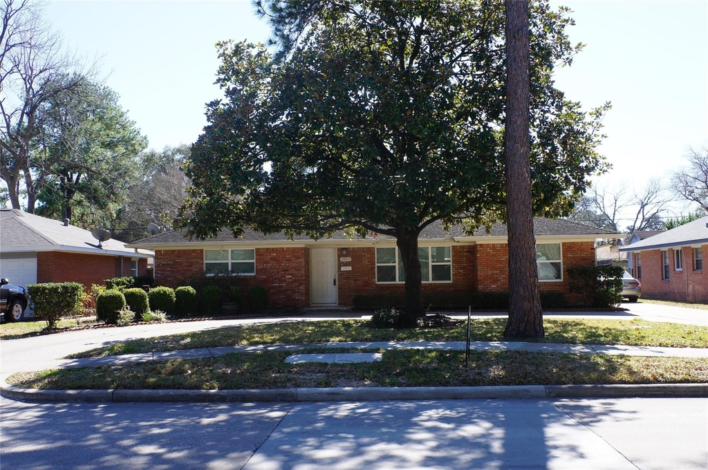 9905 Westview Drive - Photo 0