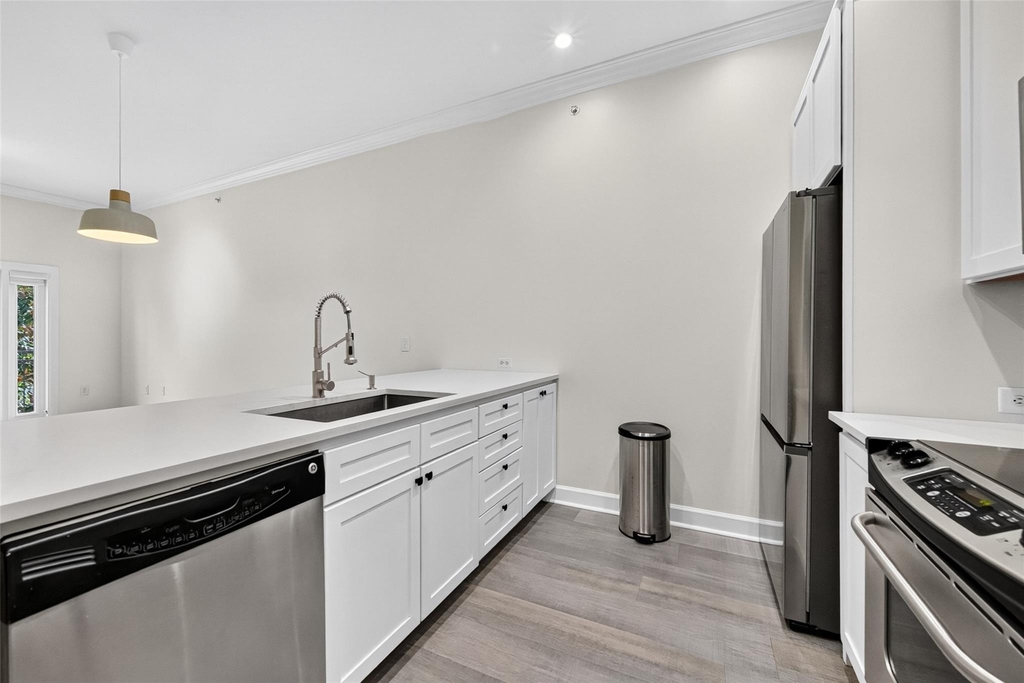 100 Willard Street - Photo 3