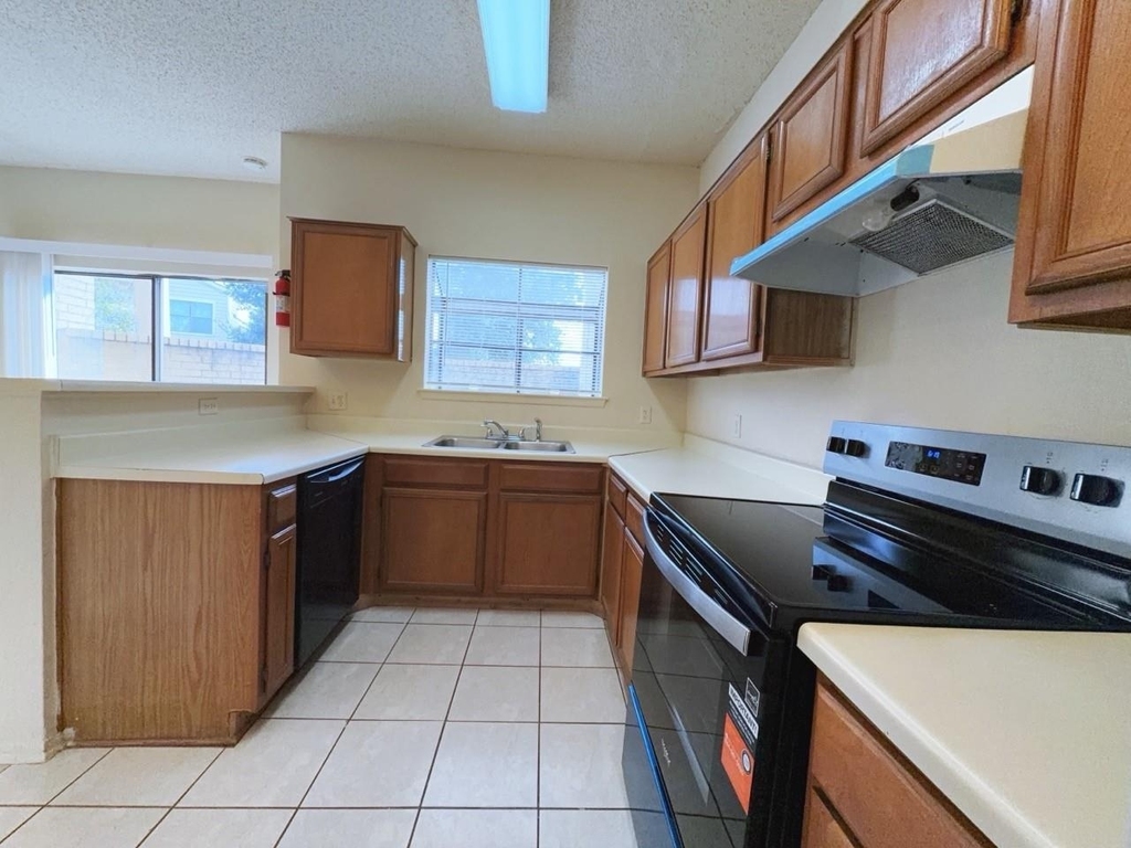 7900 Bissonnet Street - Photo 2
