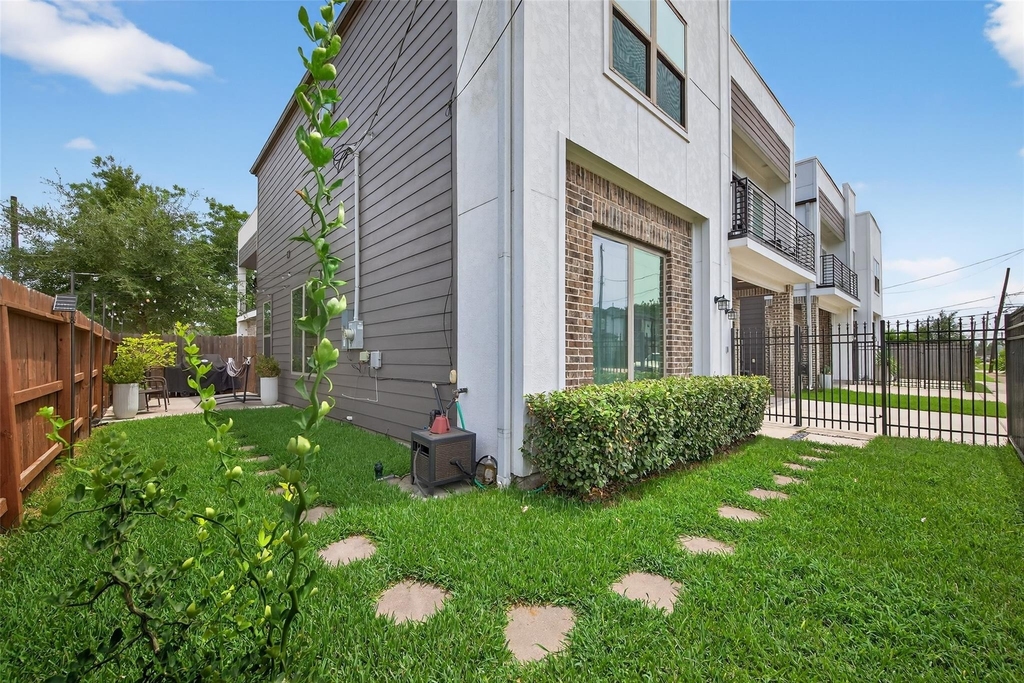 1712 Schweikhardt Street - Photo 2