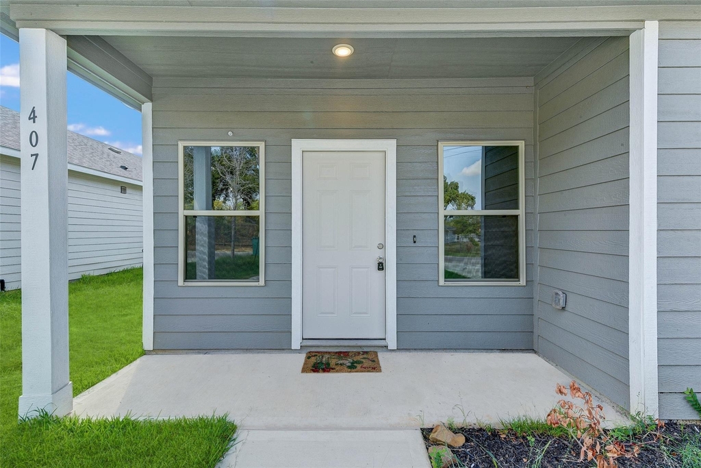407 E Avenue G - Photo 1