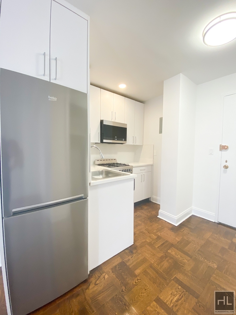 East 56 Street - Photo 2