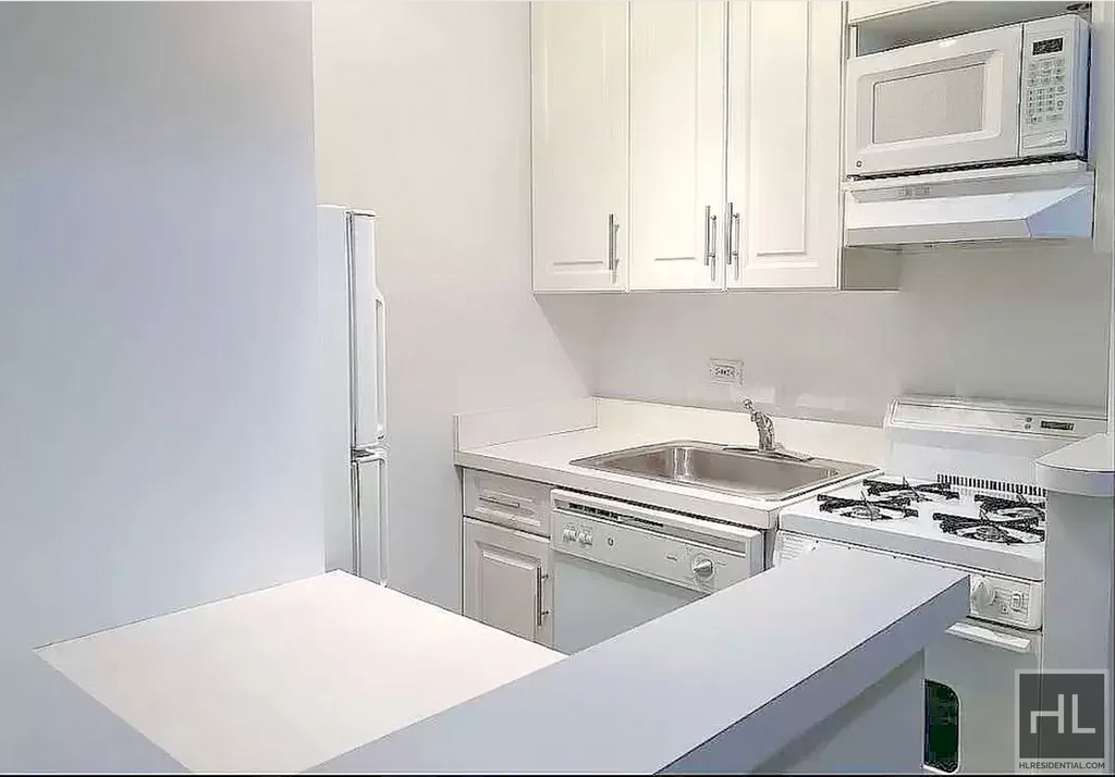 East 74 Street - Photo 2