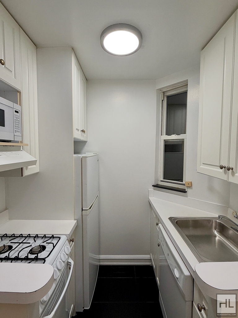 East 81 Street - Photo 2