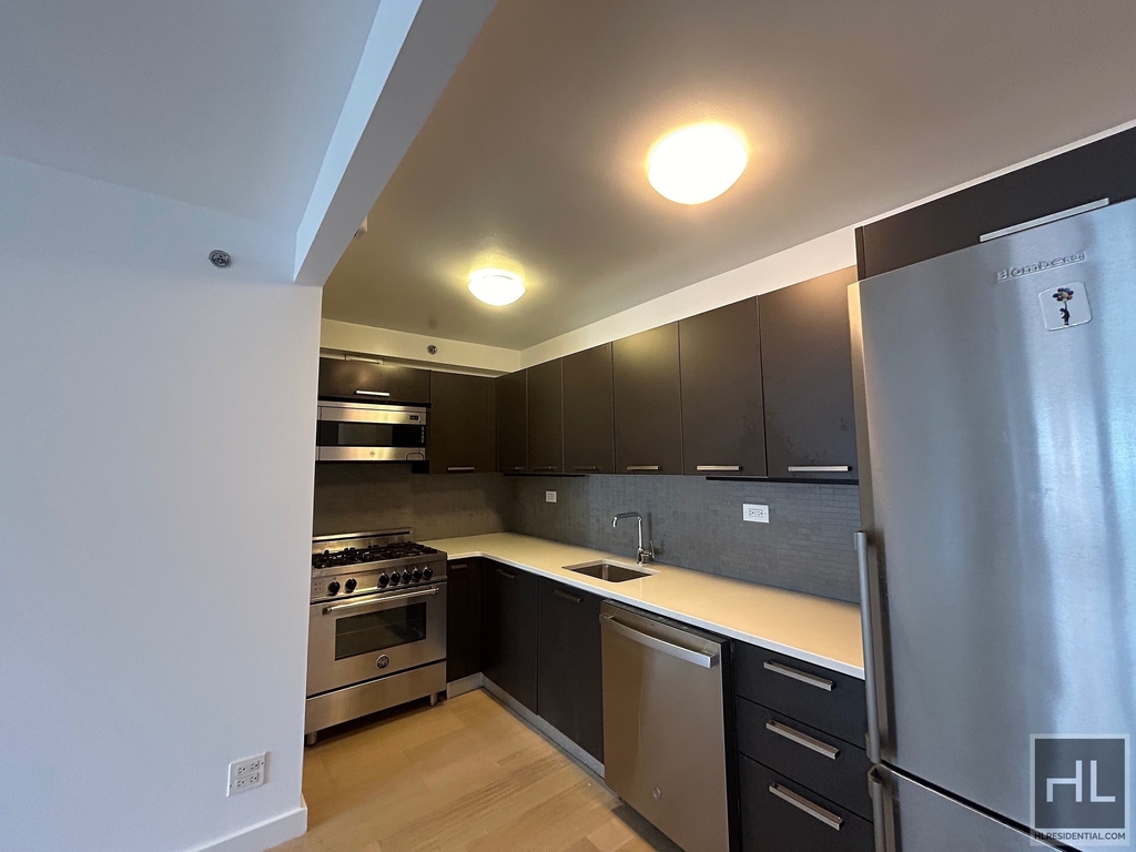 East 39th Street - Photo 15