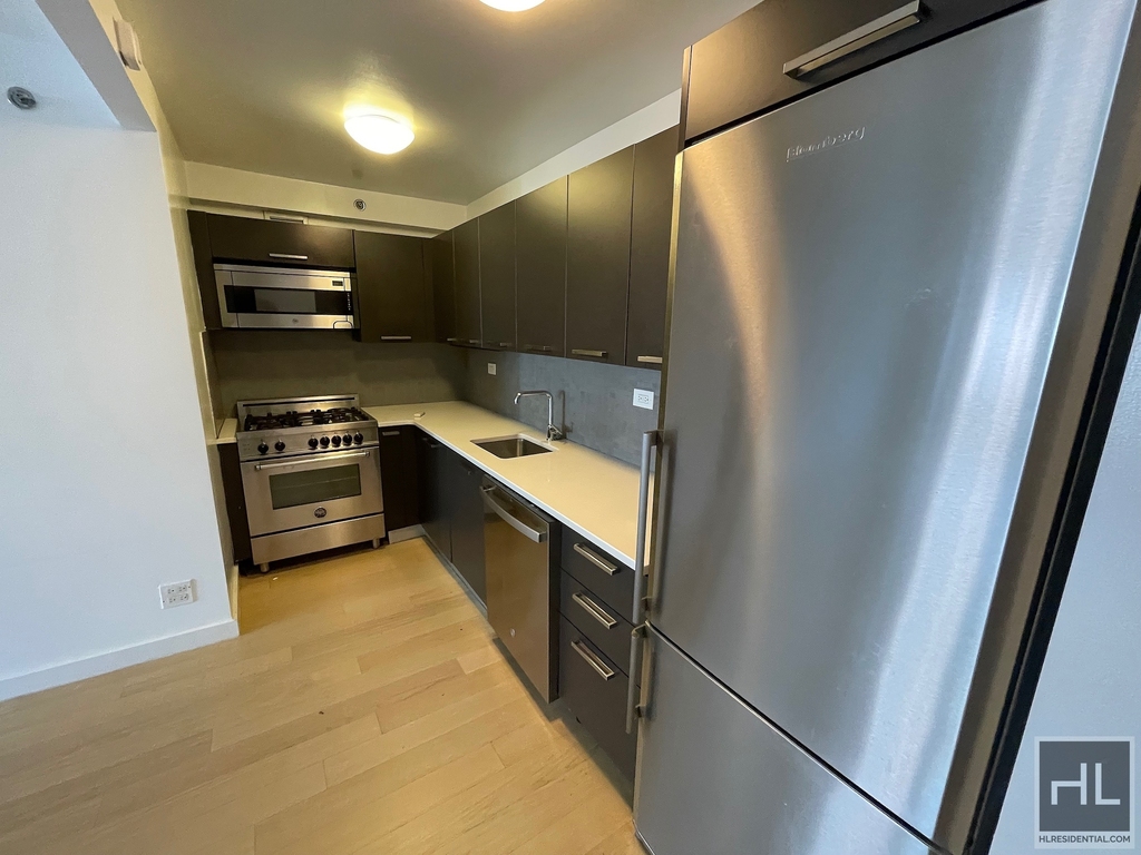 East 39th Street - Photo 8