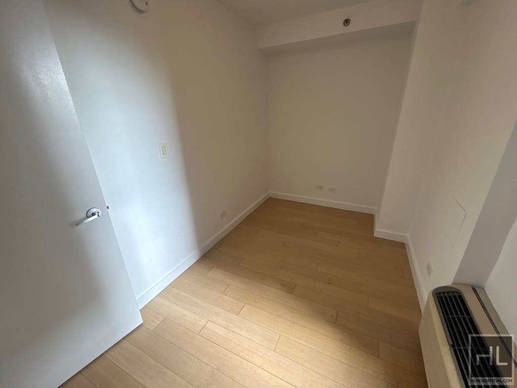 East 39th Street - Photo 17