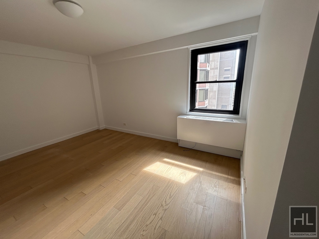 East 39th Street - Photo 6