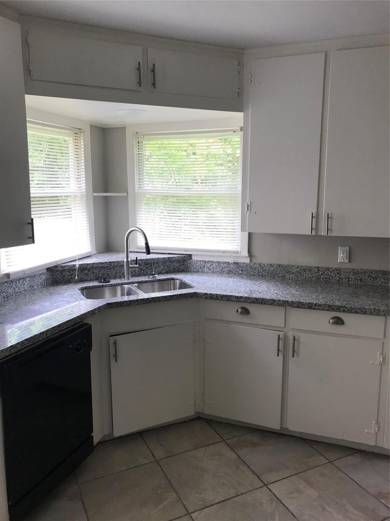 2702 N Camp Circle - Photo 7