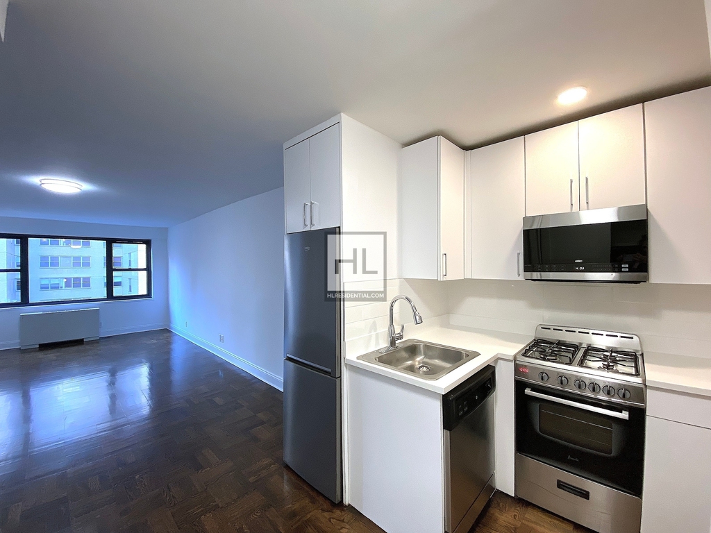 East 56 Street - Photo 1