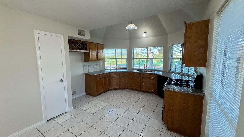 2919 Great Lakes Avenue - Photo 4