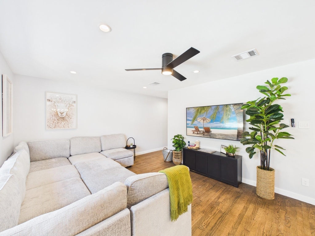 5702 Hoover Street - Photo 5