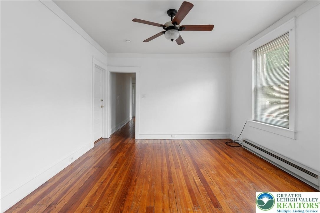 728 E 6th Street - Photo 1