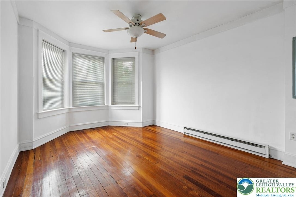 728 E 6th Street - Photo 2