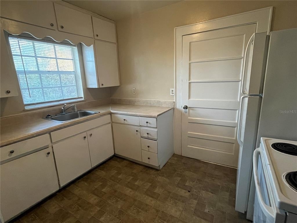 21 W Sessoms Avenue - Photo 2