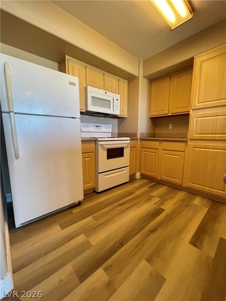8000 Badura Avenue - Photo 8