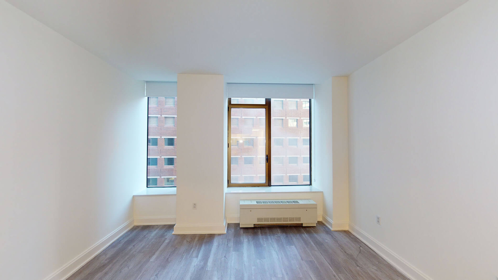 10 Hanover Square - Photo 1