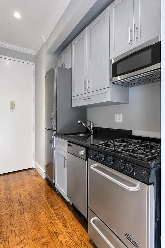 202 East 13th Street - Photo 3
