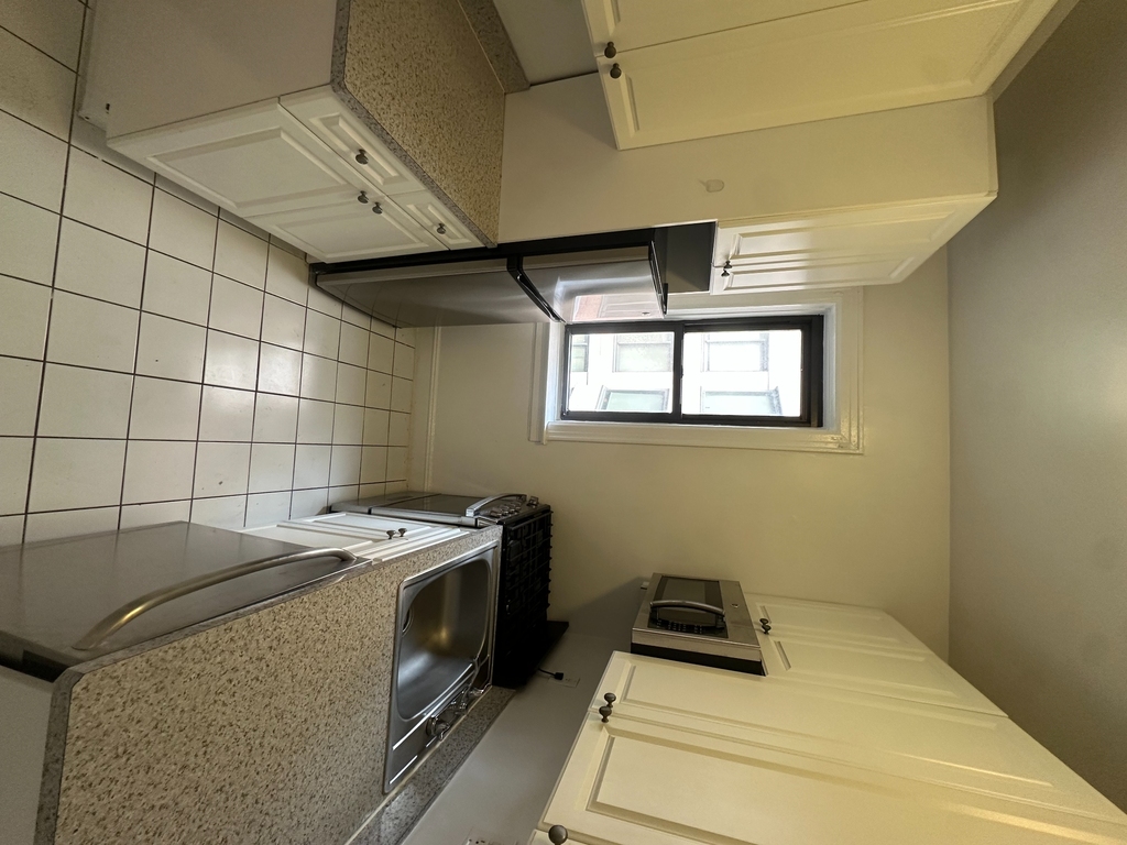 241 East 38th Street - Photo 2