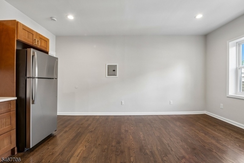 166 Maplewood Ave - Photo 3