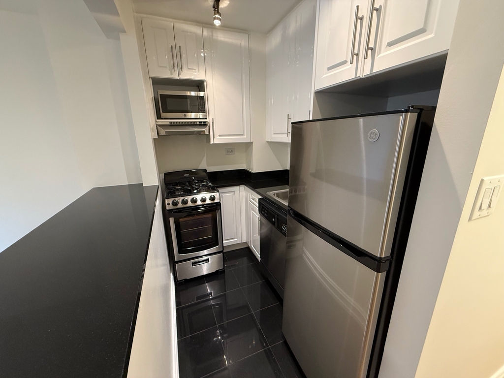 151 West 16th Street - Photo 3