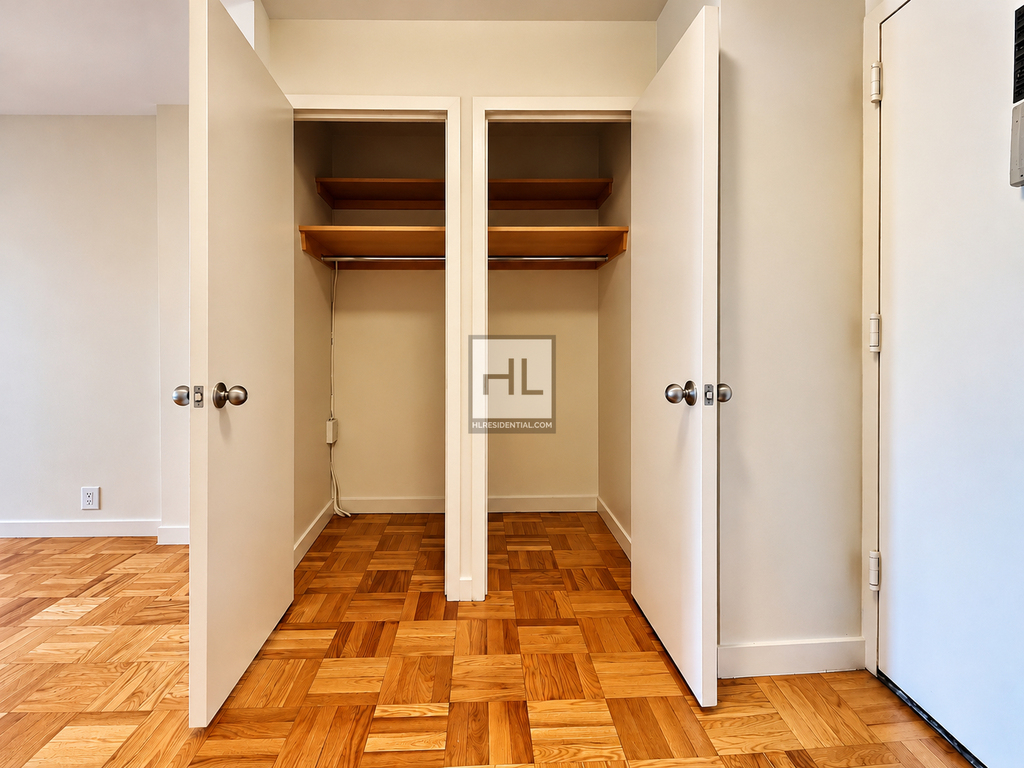 Fourth Avenue - Photo 2