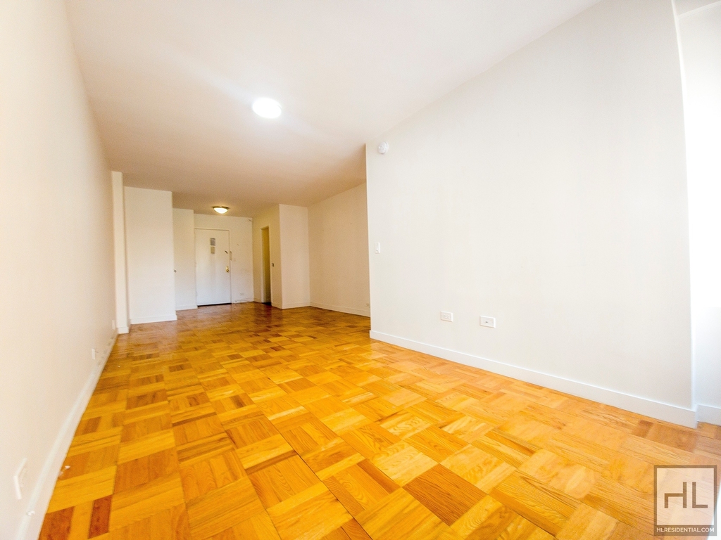 Fourth Avenue - Photo 1