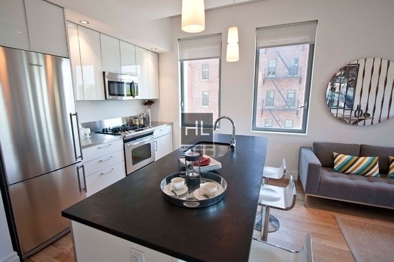 West 42nd Street - Photo 2