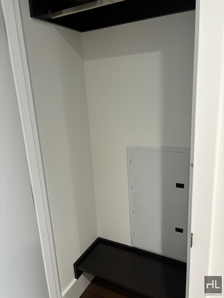 East 44th Street - Photo 7