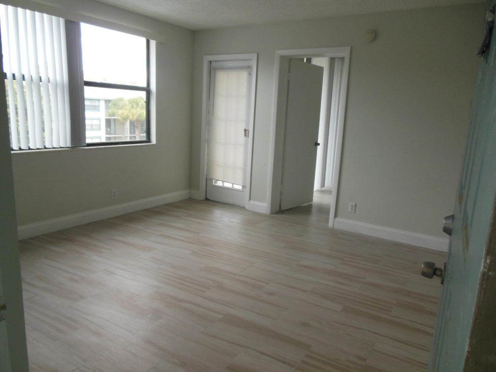728 Executive Center Drive - Photo 2