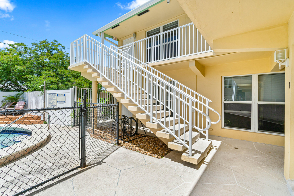 391 Se 19th Avenue - Photo 1