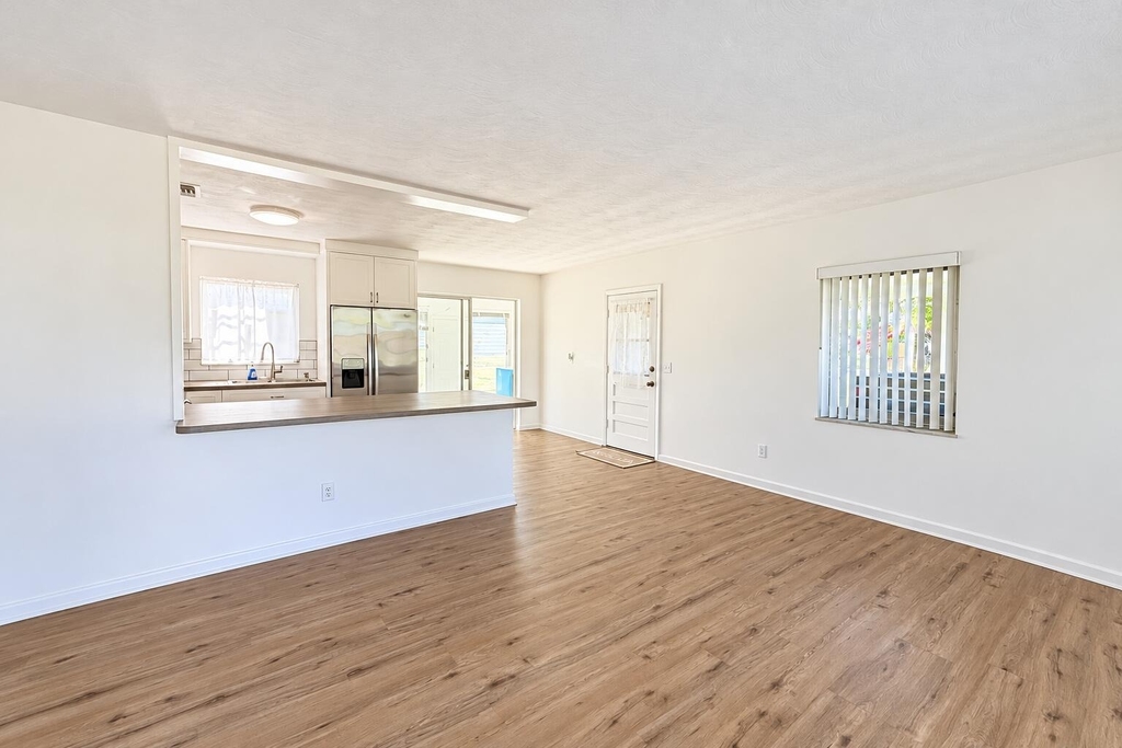 116 Ne Entrada Avenue - Photo 1