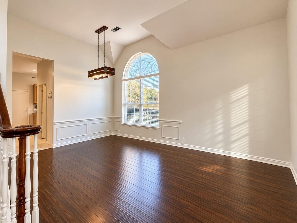 1920 Hillcroft Drive - Photo 2