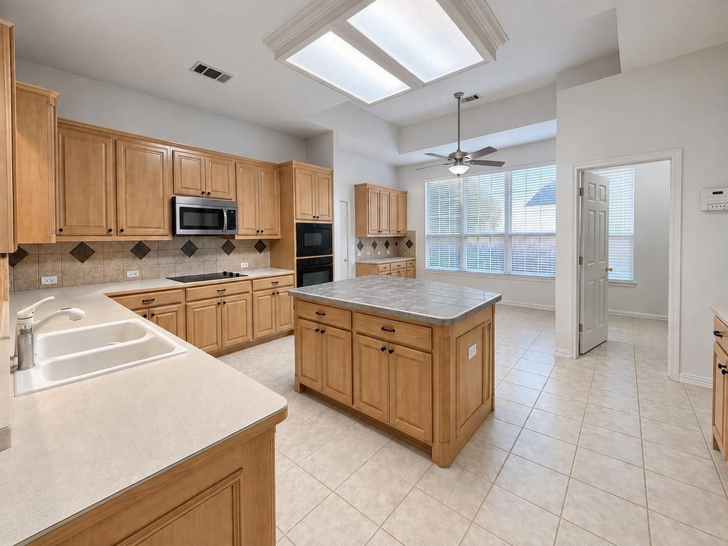 1920 Hillcroft Drive - Photo 5