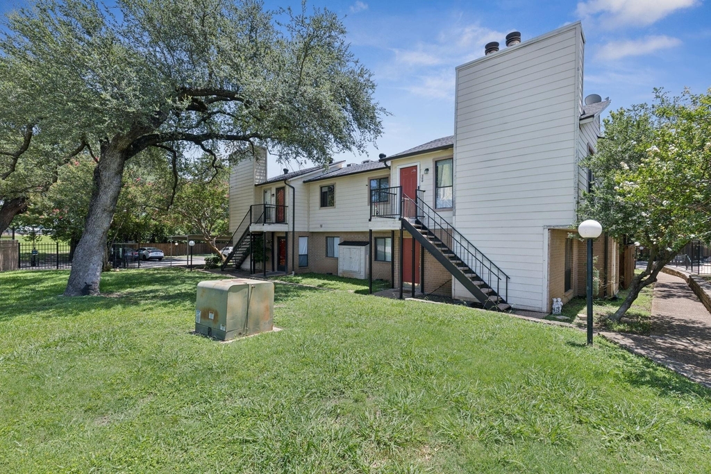 6646 E Lovers Lane - Photo 2
