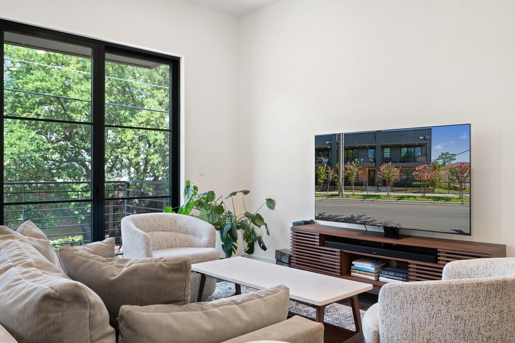 160 W Canty Street - Photo 4