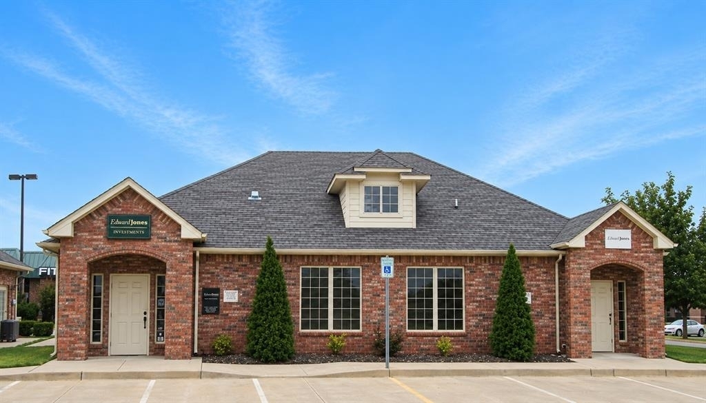 7015 W Hefner Road - Photo 0
