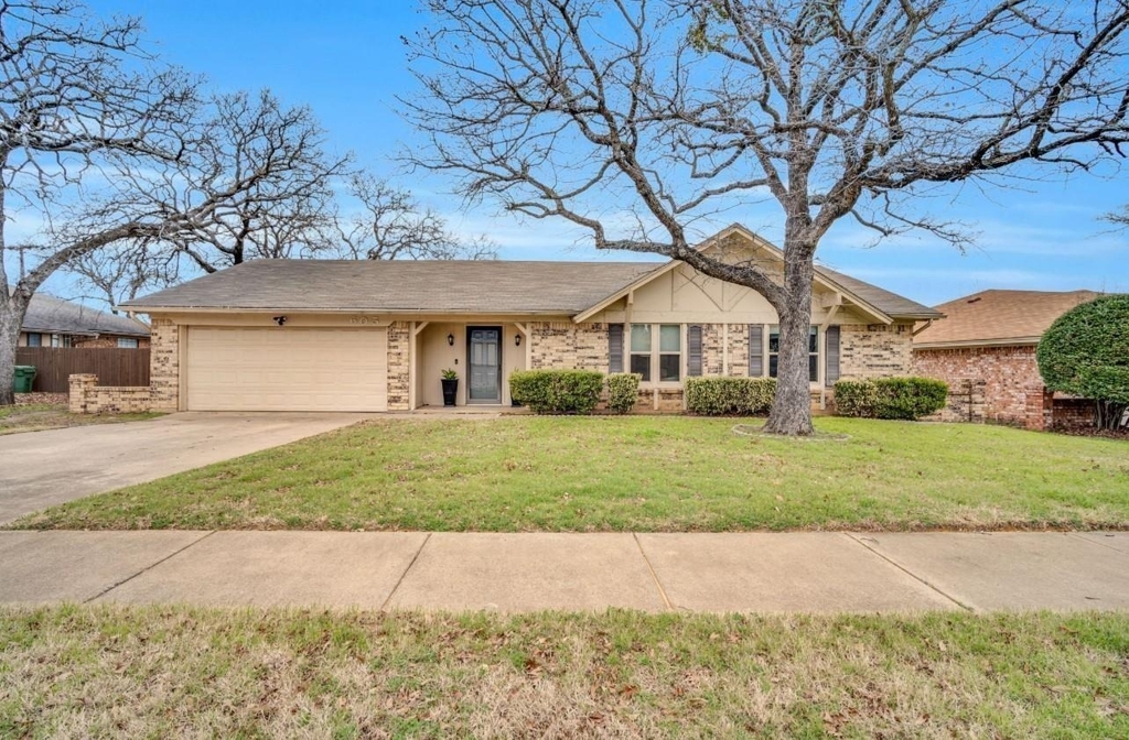 605 Steeplechase Drive - Photo 0