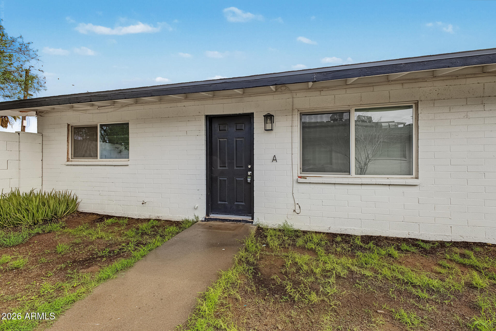 704 W 11th Street - Photo 1