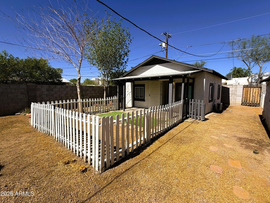 906 E Fairmount Avenue - Photo 1
