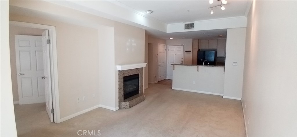 160 S Hudson - Photo 2