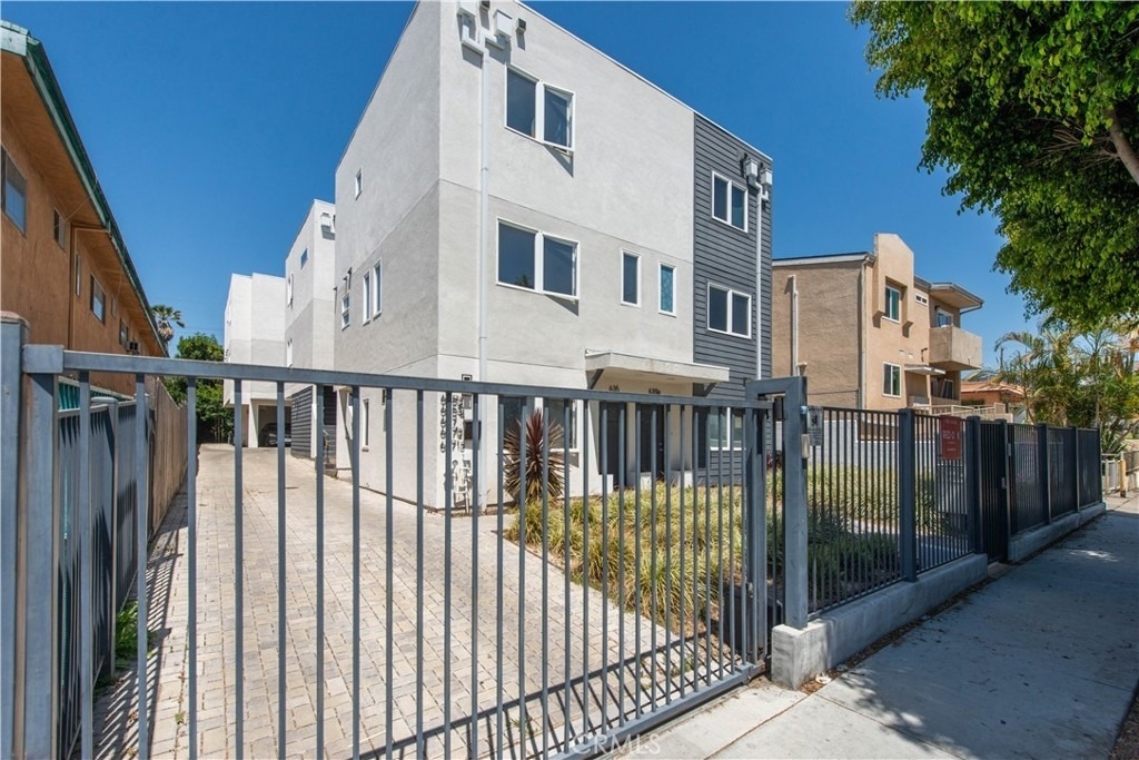 637 635 N Harvard Boulevard - Photo 0